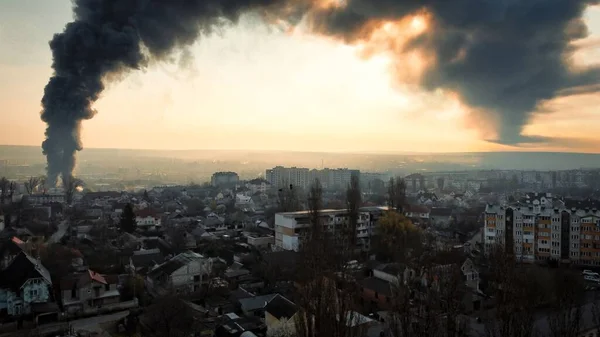 Een Brandend Magazijn Met Een Hoge Zwarte Kolom Rook Chisinau — Stockfoto