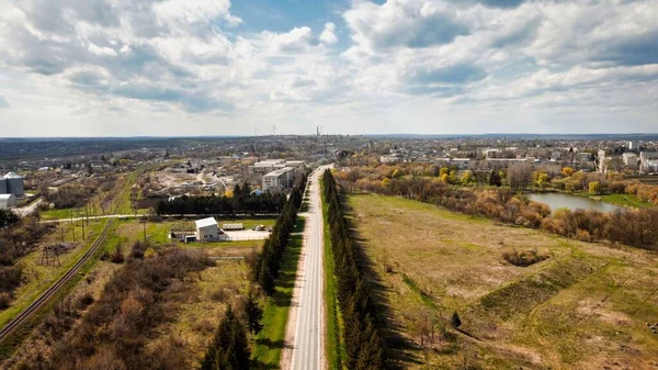 Flygdrönare Utsikt Över Stad Moldavien Väg Gamla Bostadshus Åkrar Runt — Stockfoto