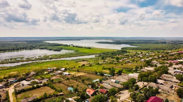 Vista Aérea Drone Uma Aldeia Moldávia Edifícios Residenciais Lagos Florestas — Fotografia de Stock