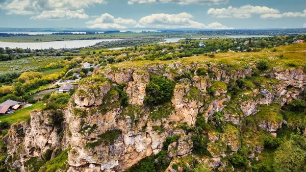 Vista Aérea Drone Natureza Moldávia Canyon Com Aldeia Nas Proximidades — Fotografia de Stock