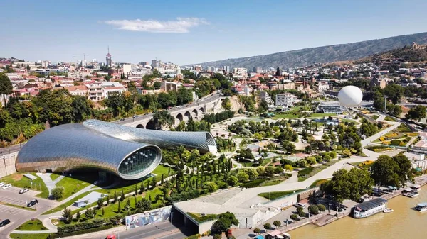Вид Воздуха Тбилиси Грузия Парк Рике Зеленью Современными Зданиями Река — стоковое фото