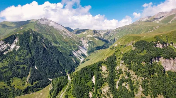 Vista Aérea Naturaleza Georgia Cáucaso Montañas Vegetación Valles Nubes Exuberantes —  Fotos de Stock