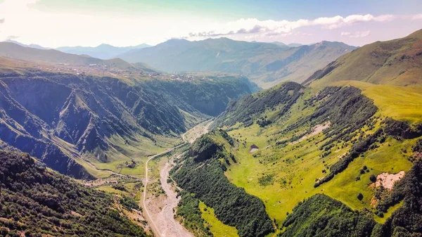 Vista Aérea Naturaleza Georgia Montañas Del Cáucaso Vegetación Valle Río — Foto de Stock