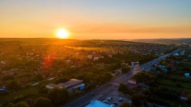 Tipova, Moldova 'nın gün batımında hava aracı görüntüsü. Arabalı yollar, konut binaları, yeşillikler