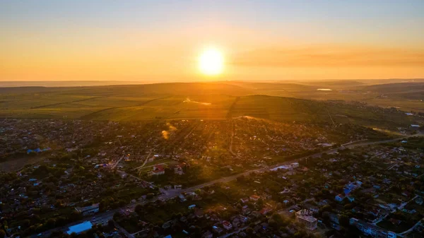 Vista Aérea Tipova Moldavia Atardecer Carretera Con Coches Edificios Residenciales —  Fotos de Stock