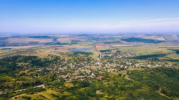 Vista Aérea Pueblo Moldavia Campos Anchos Lago Bosque Alrededor —  Fotos de Stock