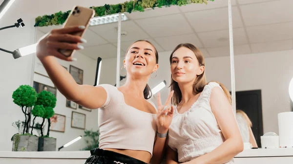 Duas Mulheres Felizes Tiram Uma Selfie Salão Beleza — Fotografia de Stock