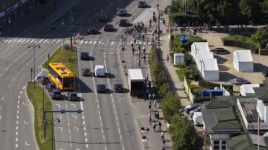 Kopenhag, Danimarka - 6 Ağustos 2025: Yoğun trafik saatlerinde araçların, otobüslerin ve bisikletlerin hava aracı görüntüsü