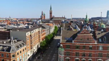 Kopenhag, Danimarka - 6 Ağustos 2025: Şehrin ikonik belediye binası kuleleri ve tarihi mimarisi ile havadan insansız hava aracı görüntüsü