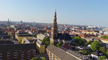 Danimarka, Kopenhag 'daki Kurtarıcımız Kilisesinin ikonik spiral kulesinin insansız hava aracı görüntüsü.