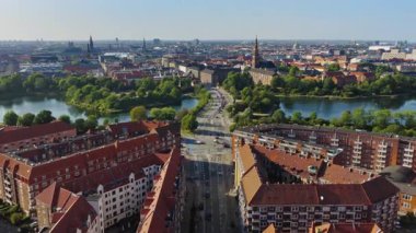 Kopenhag, Danimarka - 6 Ağustos 2025: Sortedams 'ın insansız hava aracı görüntüsü Göl ve Osterbro çatıları tarihi şehir merkezine doğru ilerliyor