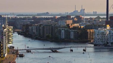 Daireleri olan modern liman bölgesinin insansız hava aracı görüntüsü ve Kalvebod Wave köprüsü, Kopenhag, Danimarka