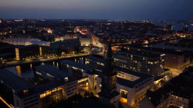 Geceleri Danimarka, Kopenhag 'da Vesterbro' nun siluetinin insansız hava aracı görüntüsü.