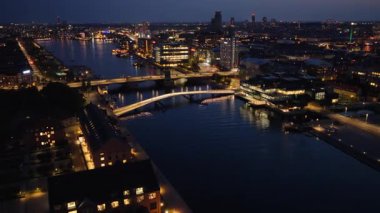 Langebro Köprüsü 'nün hava aracı görüntüsü Kopenhag' ın aydınlık silueti ile Hristiyanhavan 'ı şehir merkezine bağlıyor.