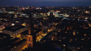 Danimarka 'nın başkenti Kopenhag' da akşam gökyüzüne bakan Kurtarıcımız Kilisesi 'nin meşhur spiral kulesiyle gökyüzünün insansız hava aracı görüntüsü.