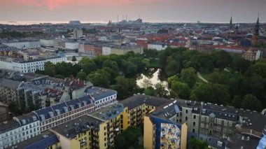 Orstedsparken ve şehir merkezindeki renkli sokak resimleri üzerinde hava aracı görüntüsü
