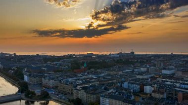 Kopenhag çatıları ve rıhtım üzerinde güneş ışınlarının gün batımında bulutların arasından geçmesiyle hava aracı zaman aşımına uğradı.