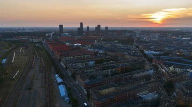 Kopenhag çatıları ve rıhtım üzerinde güneş ışınlarının gün batımında bulutların arasından geçmesiyle hava aracı zaman aşımına uğradı.