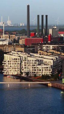 Kopenhag, Danimarka - 3 Ağustos 2025: Kopenhag, Danimarka 'da Kopenhag' da deniz kıyısında modern daireleri olan Quay Köprüsü 'nün insansız hava aracı görüntüsü. Dikey