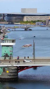 Kopenhag, Danimarka - 4 Ağustos 2025: Knippelsbro Köprüsü 'nün ikonik yeşil bakır kulesinin havadan insansız hava aracı görüntüsü. Dikey