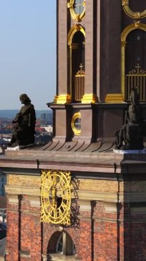 Danimarka, Kopenhag 'daki Kurtarıcımızın Kilisesi' nin insansız hava aracı görüntüsü. Dikey