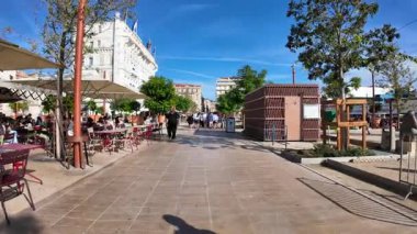 Cannes, Fransa - 20 Eylül 2025: Açık kafeleri, renkli sandalyeleri ve Fransız Rivierası 'nın güneşli gününün tadını çıkaran insanlarla dolu yaya caddesi