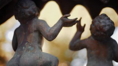 Chisinau, Moldova - 25 Eylül 2025: Capitoline Wolf 'un tarihi bronz heykeli Romulus ve Remus ile Moldova Ulusal Tarih Müzesi önünde kırmızı mermer bir kaide üzerinde