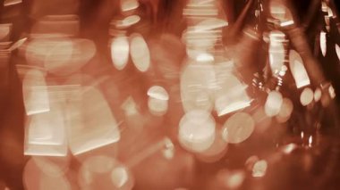 Arka planda altın bir bokeh etkisi yaratan sıcak ışıkla hafifçe aydınlatılmış çoklu cam damarların yakın görüntüsü