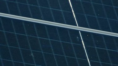 Modern güneş panellerini kapatın. Geometrik hassasiyetle güneş ışığını yakalayın.