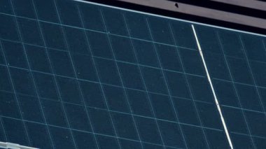 Güneş panelleri ve güneş ışığındaki çatı desenlerinin havadan görünüşü