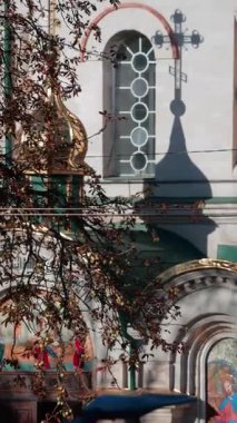 Güzel bir mimari detay dairesel pencereli bir duvara yansıtılan kilise haçının gölgesini gösteriyor. Dikey