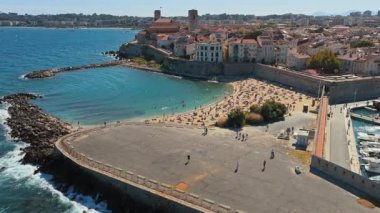 Antibes Eski Kasabası 'nın hava aracı görüntüsü, ortaçağ surları, kumlu plaj ve deniz aşırı deniz manzaralı marina.