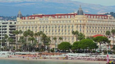 Cannes, Fransa - 6 Eylül 2025: La Croisette, Cannes 'daki Carlton Hotel' in kumsal kulüpleri ve Akdeniz kıyısındaki insansız hava aracı görüntüsü