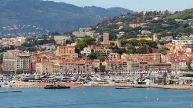 Tarihi kulesi, renkli çatıları ve yat limanında lüks yatları olan Cannes Eski Şehir Le Suquet 'nin insansız hava aracı görüntüsü.
