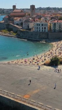 Antibes Eski Kasabası 'nın hava aracı görüntüsü, ortaçağ surları, kumlu plaj ve deniz aşırı yatlı marina. Dikey