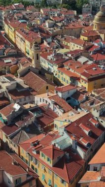 Dar sokakları, terracotta çatıları ve tarihi binaları olan Nice Old Town 'ın insansız hava aracı görüntüsü. Dikey