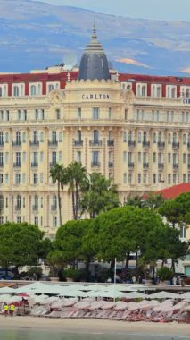 Cannes, Fransa - 6 Eylül 2025: La Croisette, Cannes 'daki Carlton Hotel' in plaj kulüpleri ve Akdeniz kıyısındaki insansız hava aracı görüntüsü. Dikey