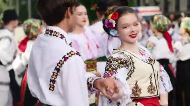 Chisinau, Moldova - 18 Temmuz 2025: Geleneksel Dansçılar yeteneklerini bir açık hava festivalinde sergilediler. Renkli kostümler ve canlı müzik.