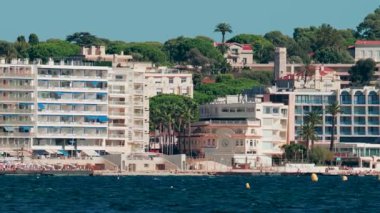 Cannes, Fransa - 6 Ekim 2025: Deniz kenarındaki otellere, palmiye ağaçlarına ve deniz kıyısındaki dairelere bakış
