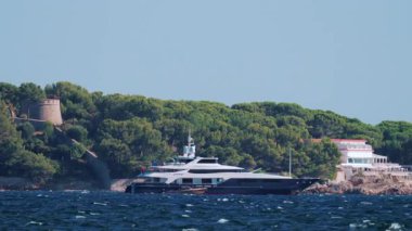 Fransa 'nın Cannes kentinin ormanlık kıyı şeridinde büyük lüks bir yat denize açılıyor.