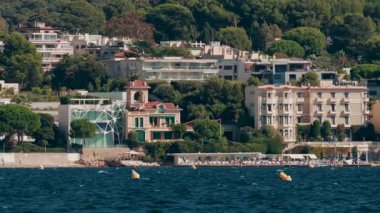 Cannes, Fransa 'da deniz kenarındaki modern villaların ve lüks otellerin panoramik manzarası