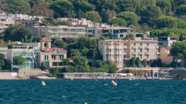 Cannes, Fransa 'da deniz kenarındaki modern villaların ve lüks otellerin panoramik manzarası