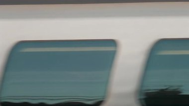 Yüksek hızlı bir trenin kapatılması pencerelerindeki yansımalarla hareket bulanıklığı efekti yaratır