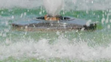 Hareket halindeki su damlacıklarını kapat