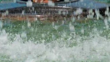 Hareket halindeki su damlacıklarını kapat