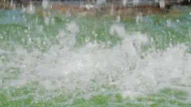 Hareket halindeki su damlacıklarını kapat