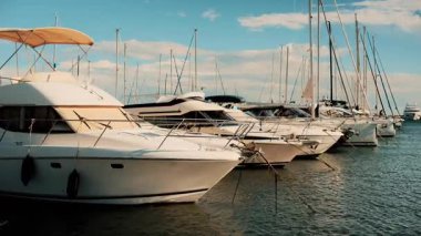 Cannes, Fransa - 13 Ekim 2025: Sakin bir marinaya demirlemiş beyaz yatlar ve yelkenliler