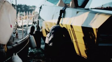 Cannes, Fransa - 13 Ekim 2025: Modern altın lüks yat güneşli bir limana yanaştı, etrafı yelkenlilerle çevrili.