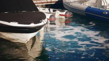 Güneş ışığıyla kaplı bir teknenin pruvasına yaklaş.