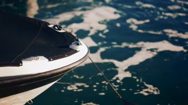 Güneş ışığıyla kaplı bir teknenin pruvasına yaklaş.